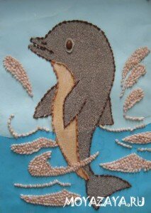 Картина "Дельфин", выполненная из песка и ракушек
